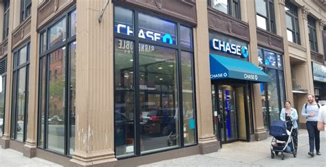 Chase Bank - 101 Court St Hours: 9am - 2pm (0.0 miles) Popular Bank Court Street - Brooklyn Hours: 9am - 2pm (0.0 miles) TD Bank - 252 Atlantic Avenue Hours: 9:30am - 1pm (0.2 miles) Bank Of America - Fulton Street